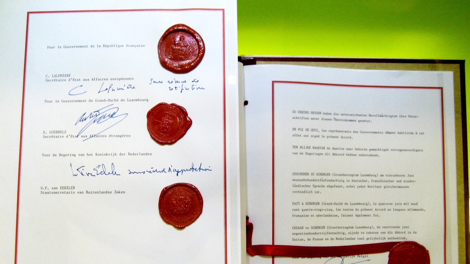 Semnăturile acordului Schengen din 1985, expuse la Muzeul Tratatului Schengen, 2011
