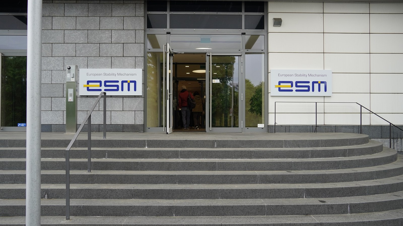 La 2 februarie 2012, la Bruxelles, a fost semnat Tratatul de instituire a Mecanismului european de stabilitate, între ce…