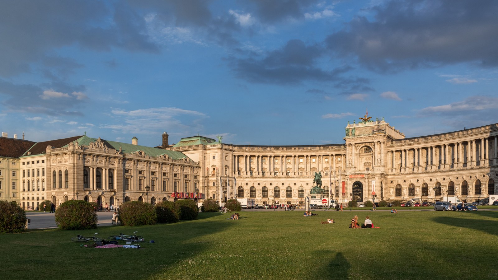 Acordul privind chestiunile de succesiune a fost semnat la Viena, pe 29 iunie 2001, la Palatul Hofburg, de cele cinci st…