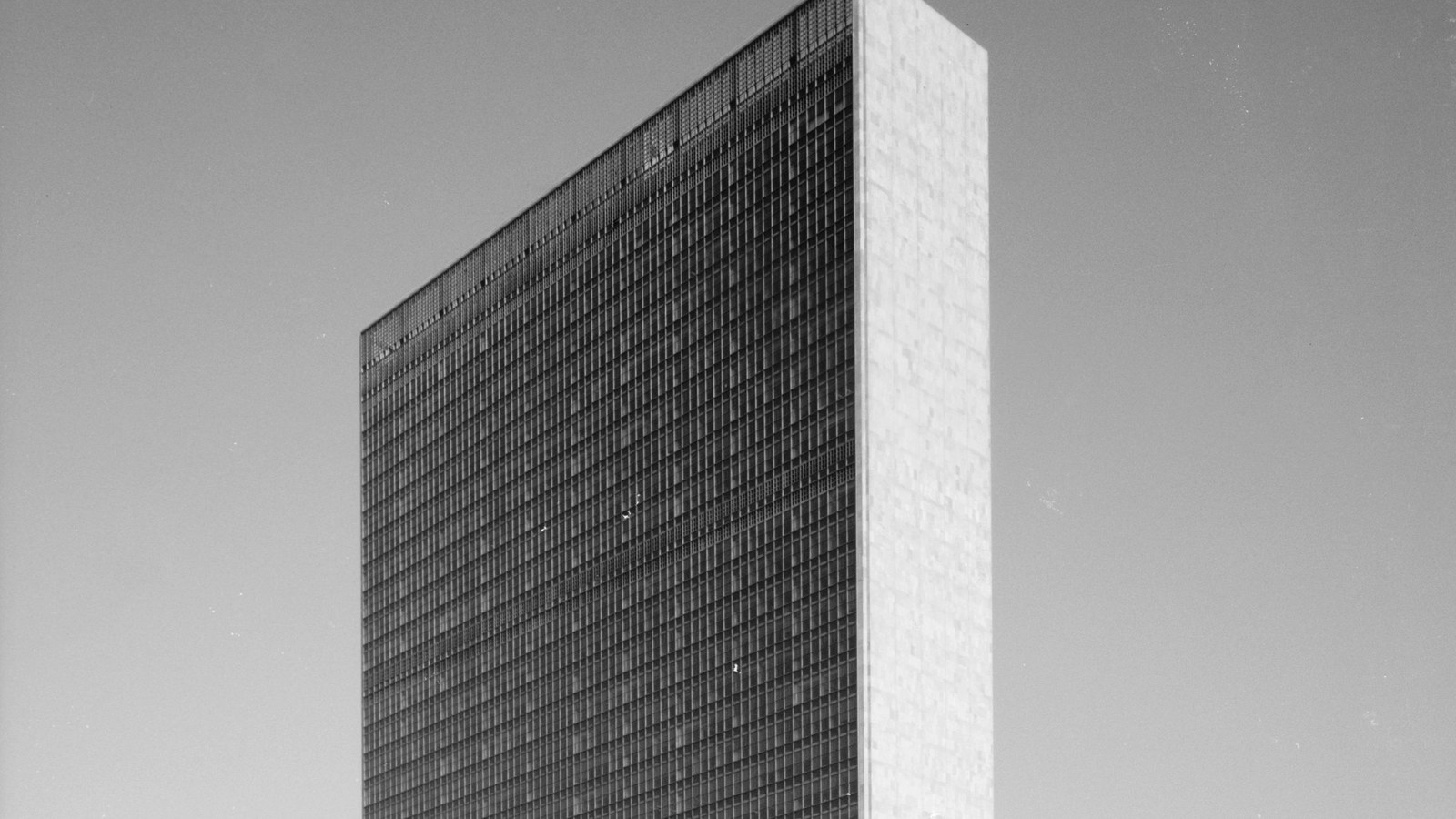 Secretariatul ONU văzut de pe East River, New York