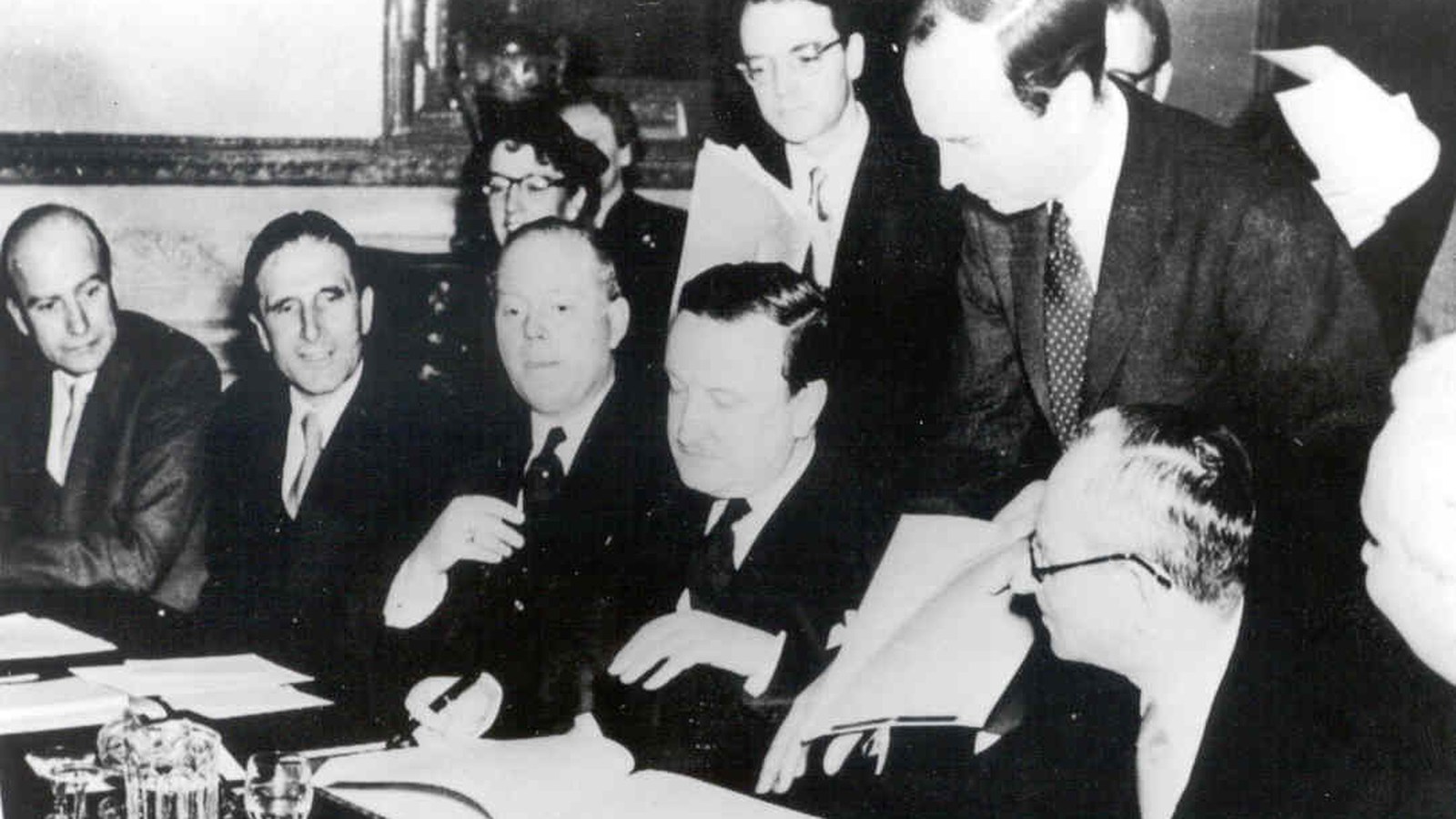 Hermann Josef Abs semnează Acordul de la Londra privind datoriile externe germane, 27 februarie 1953