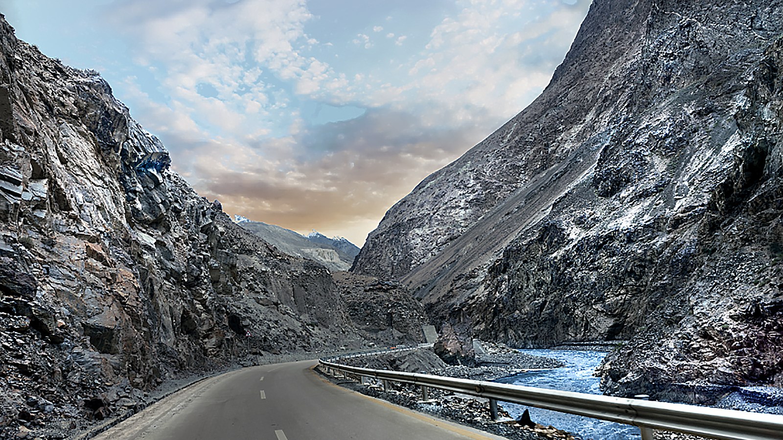 Pasul Khunjerab pe Karakoram Highway, frontieră China–Pakistan