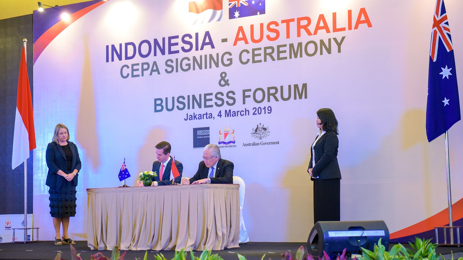 Simon Birmingham and Enggartiasto Lukita at the IA-CEPA signing, Jakarta, 2019