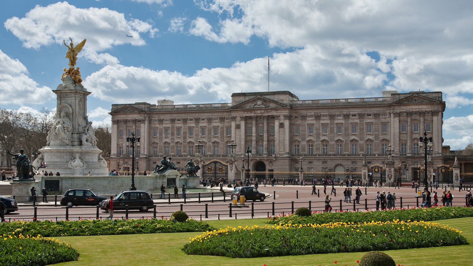 Palatul Buckingham fotografiat din față în aprilie 2009, reședința lovită de bombe în timpul Blitzului