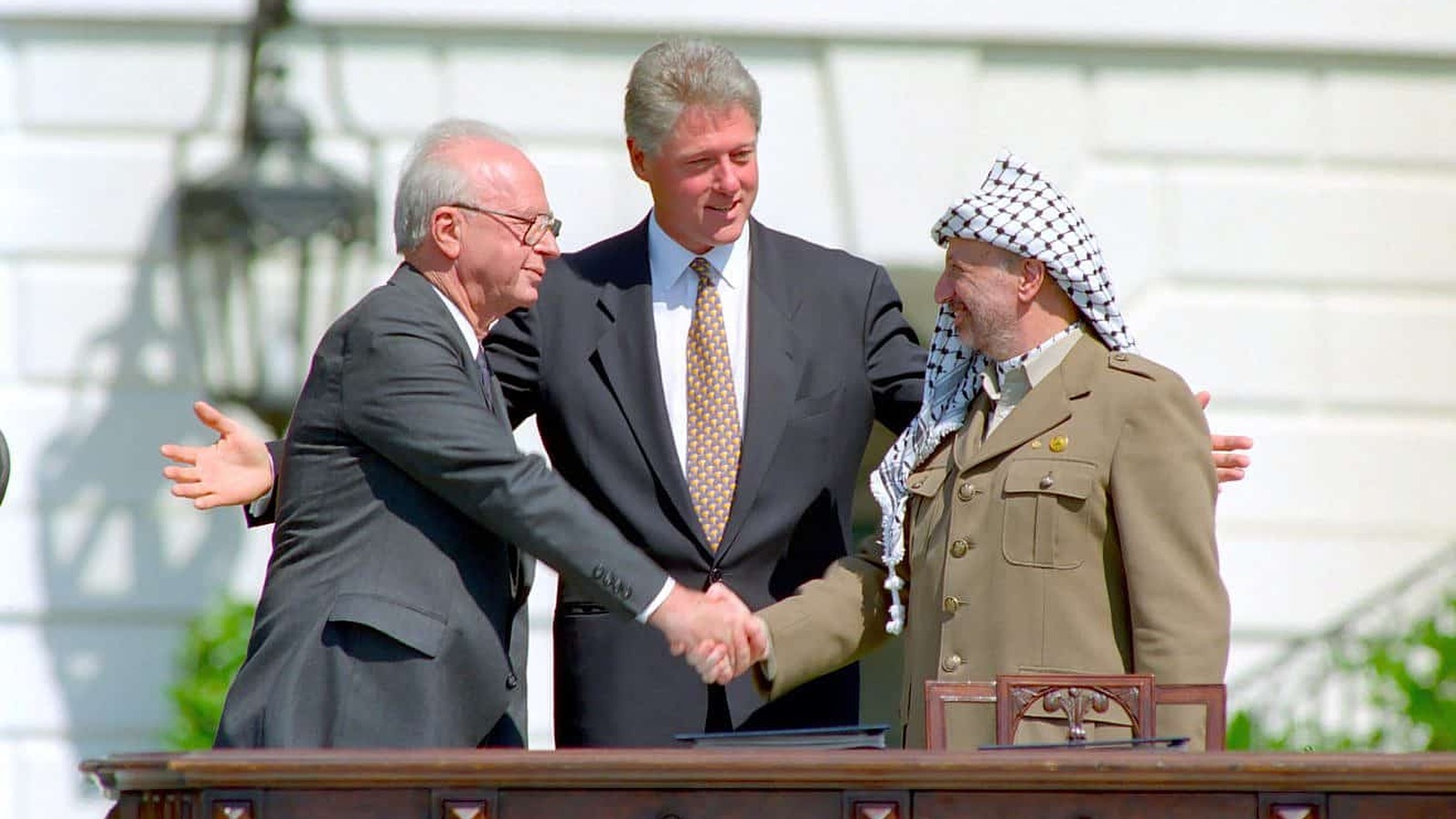 Yitzhak Rabin, Bill Clinton și Yasser Arafat la ceremonia de la Casa Albă din 13 septembrie 1993
