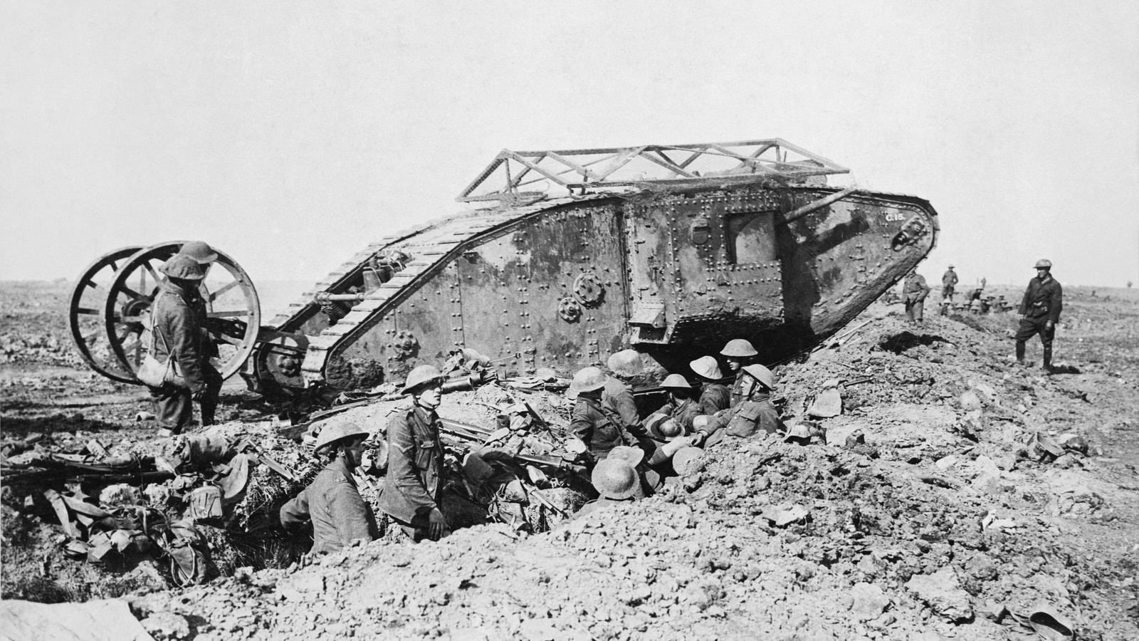 Tanc britanic Mark I pe Somme, septembrie 1916 — același tip folosit la Flers-Courcelette