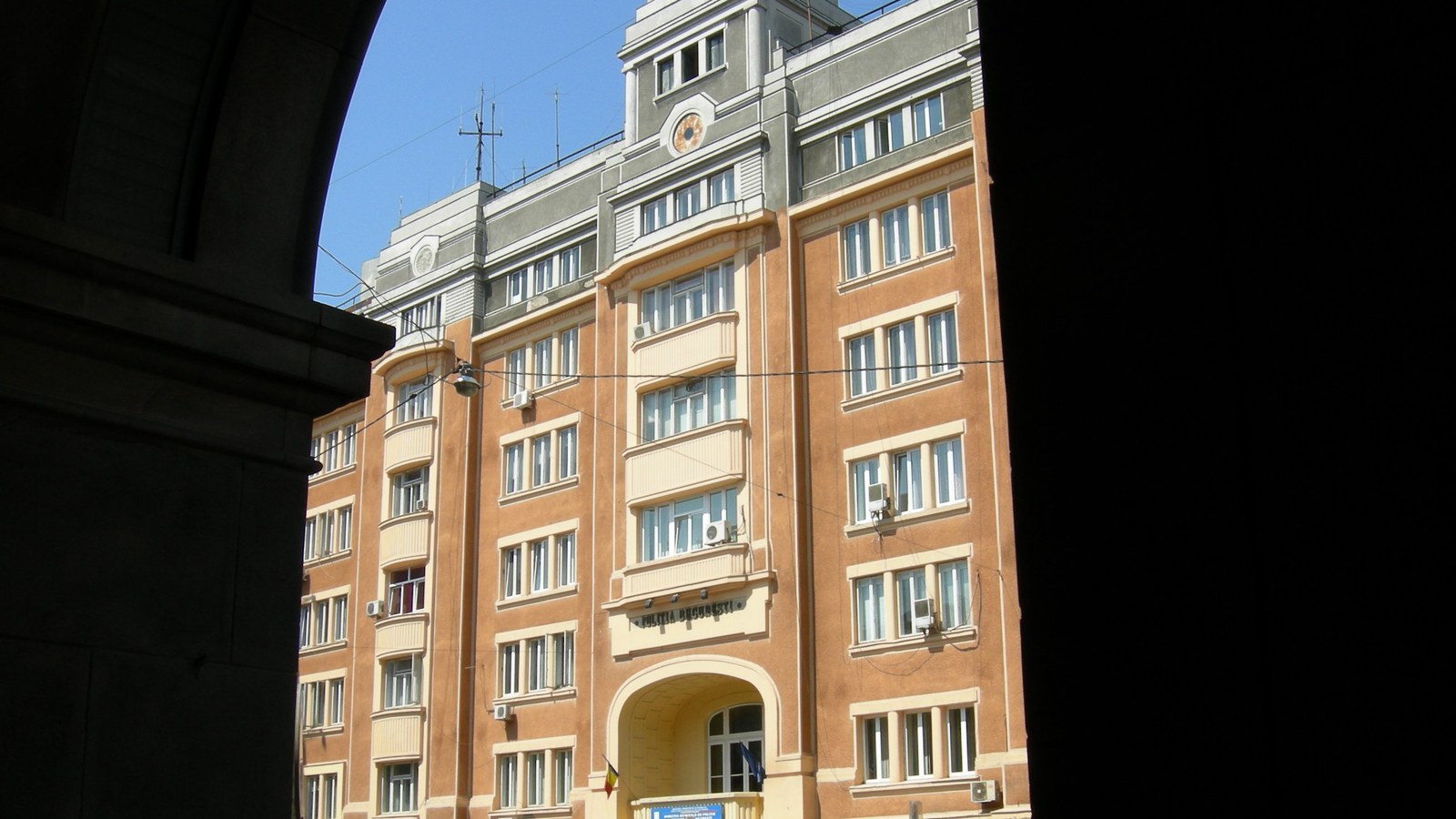 După percheziții de aproape nouă ore și o noapte în Arestul Central, Tribunalul București a respins cererea de arestare…