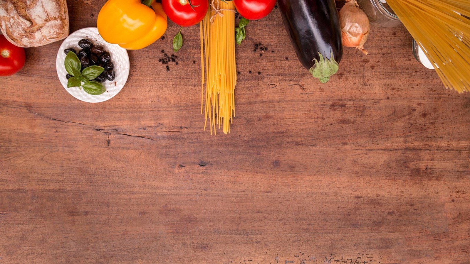 Ingrediente de bucătărie pe o masă de lemn, imagine de arhivă asociată gastronomiei