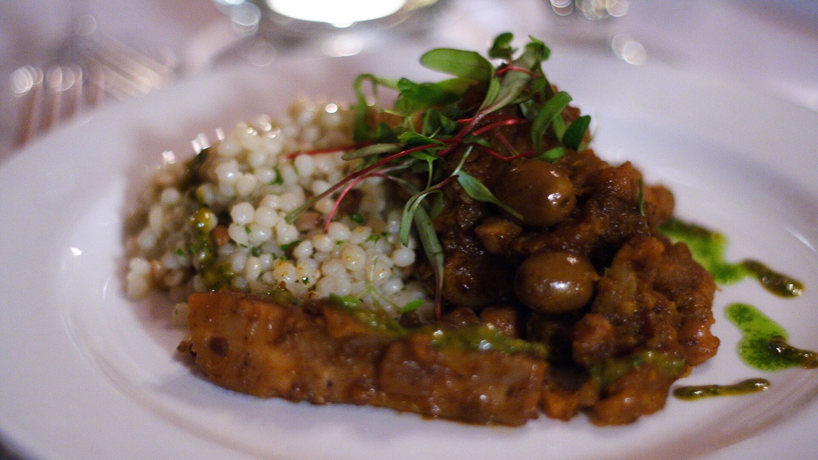 Preparat marocan cu tajine și couscous, imagine de arhivă asociată gastronomiei marocane