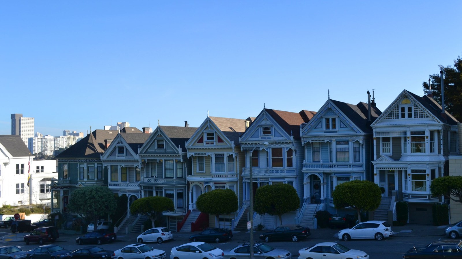 Casele victoriane din Alamo Square, asociate genericului Full House; nu un portret al actorului