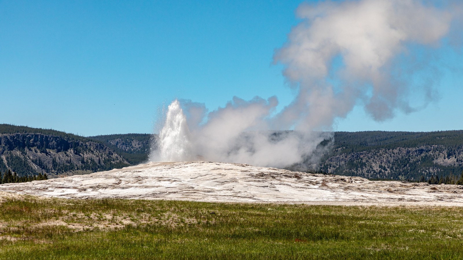 Erupție a gheizerului Old Faithful din Yellowstone, fotografiată de Dietmar Rabich în 2022