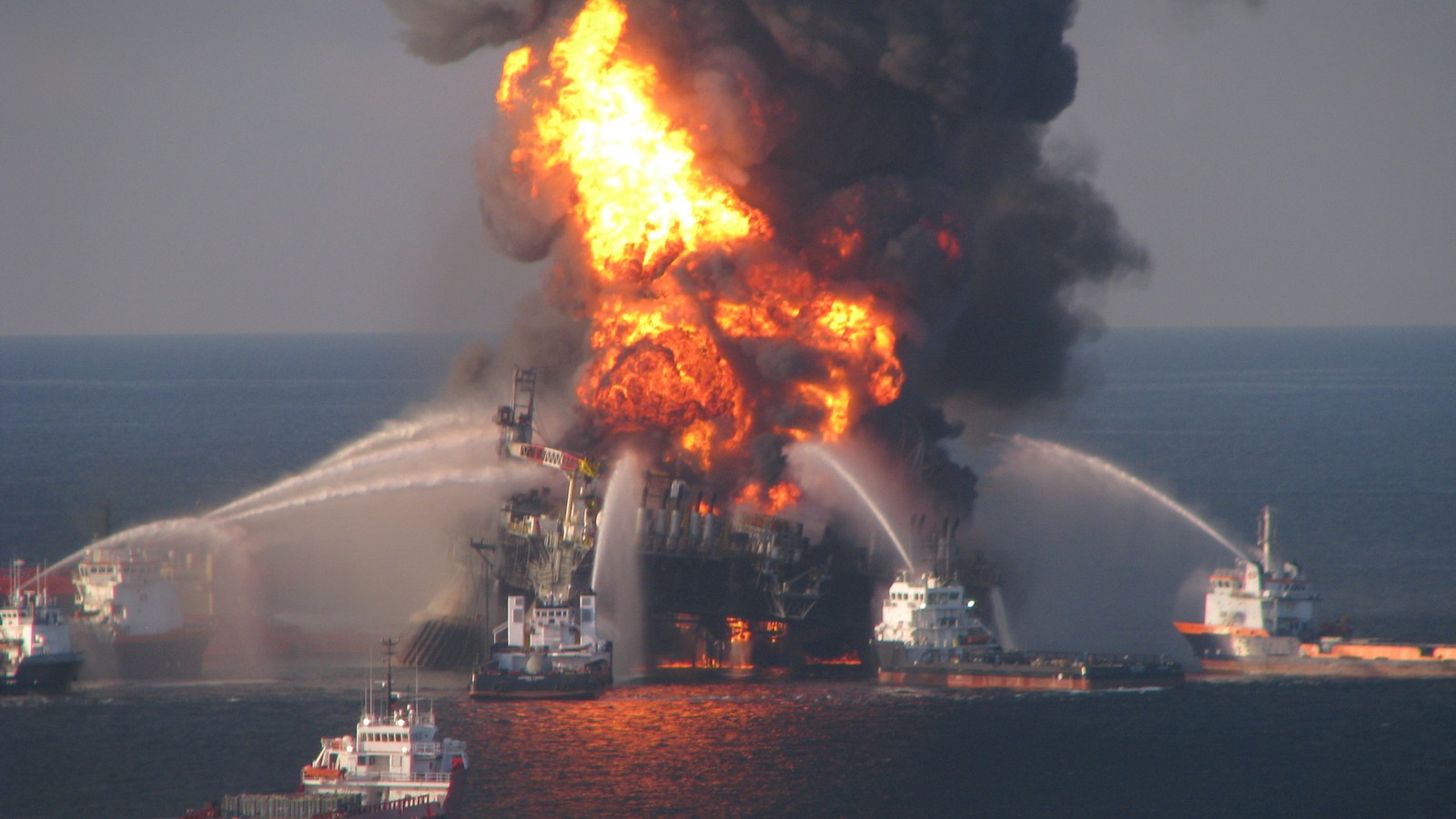 Incendiul de pe Deepwater Horizon, aprilie 2010; nu operațiunea de sigilare din septembrie