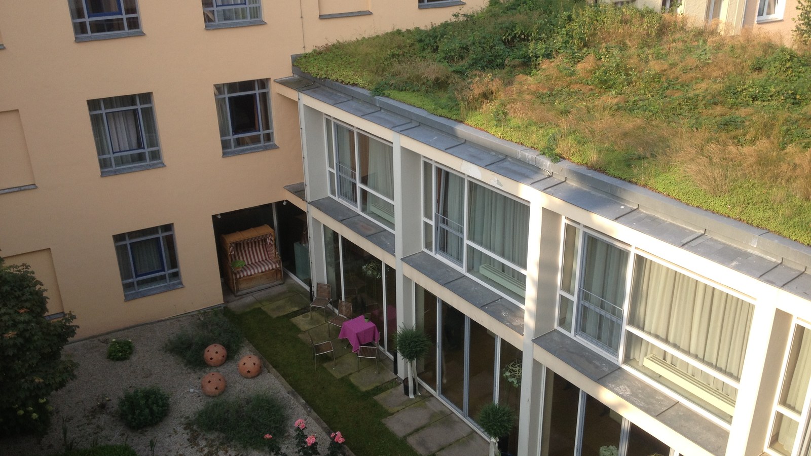 Acoperiș verde pe un hotel din Regensburg; nu un șantier D4RUNOFF
