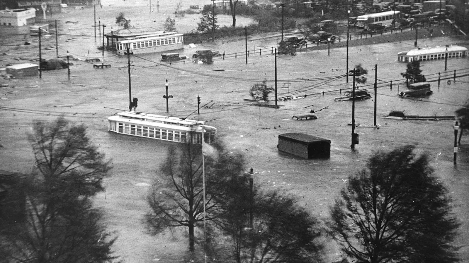 On 21 September 1938 the hurricane struck Long Island and southern New England, moving at about 47 mph.