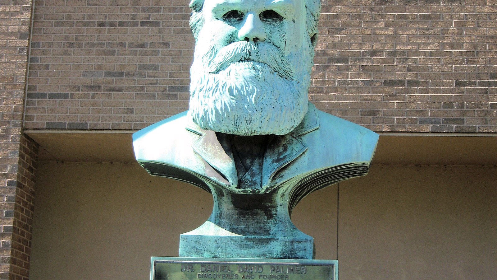 Bust comemorativ al lui Daniel David Palmer la Palmer College, Davenport, nu o scenă de tratament