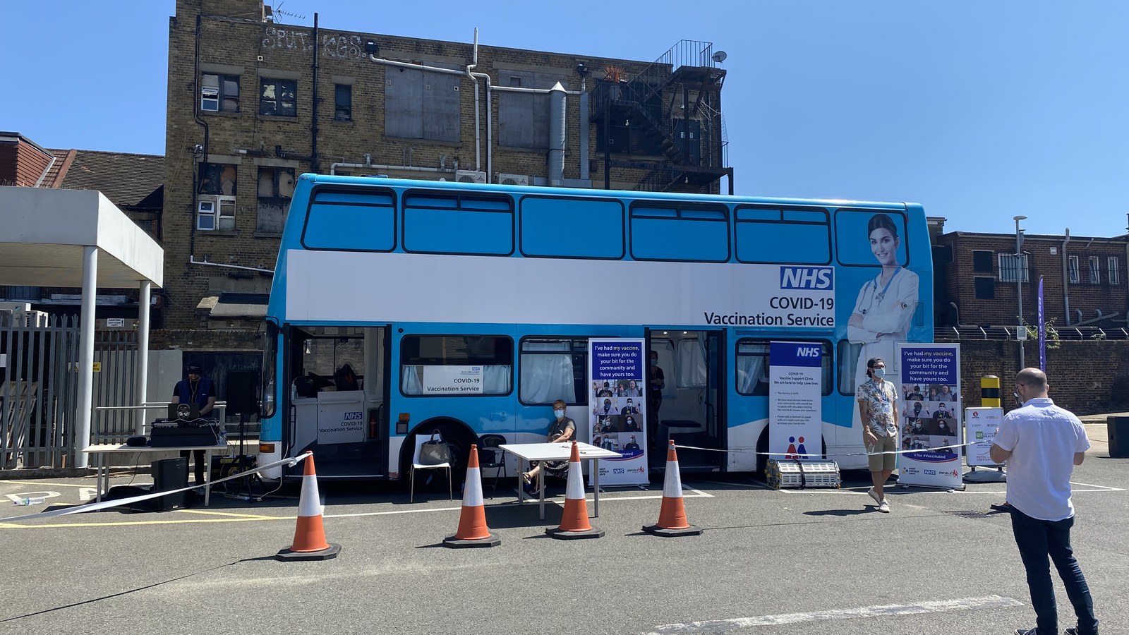 Autobuz NHS de vaccinare COVID-19, Edmonton, iulie 2021; nu campania 2026