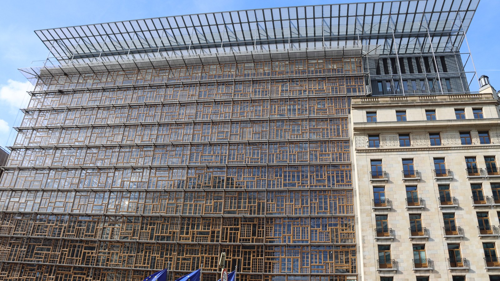 Clădirea Europa din Bruxelles, sediul Consiliului Uniunii Europene, cu drapele europene în față