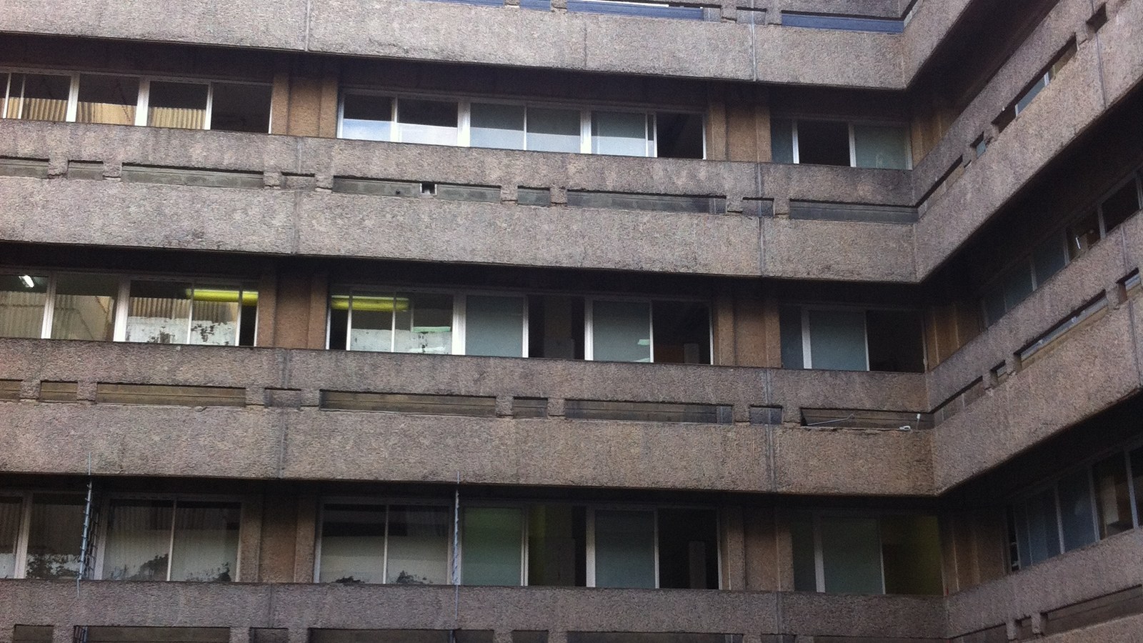 Kenyatta National Hospital din Nairobi, clădire a unui spital public kenyan, folosită ca ilustrare a sistemelor sanitare…