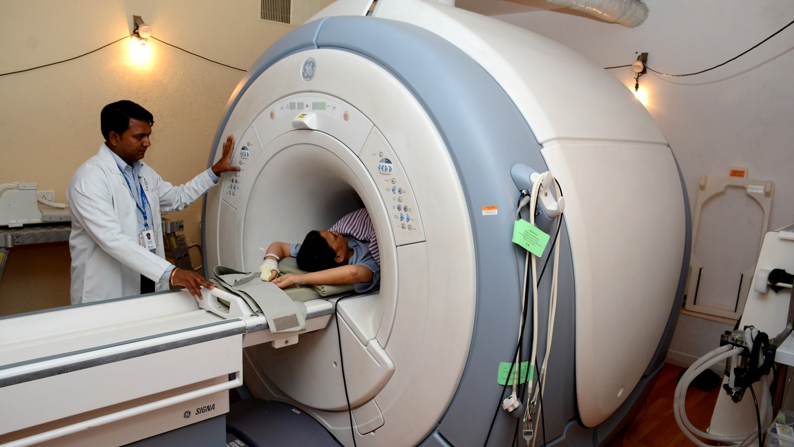 A hospital MRI scanner used to illustrate magnetic resonance imaging, not from the preclinical study