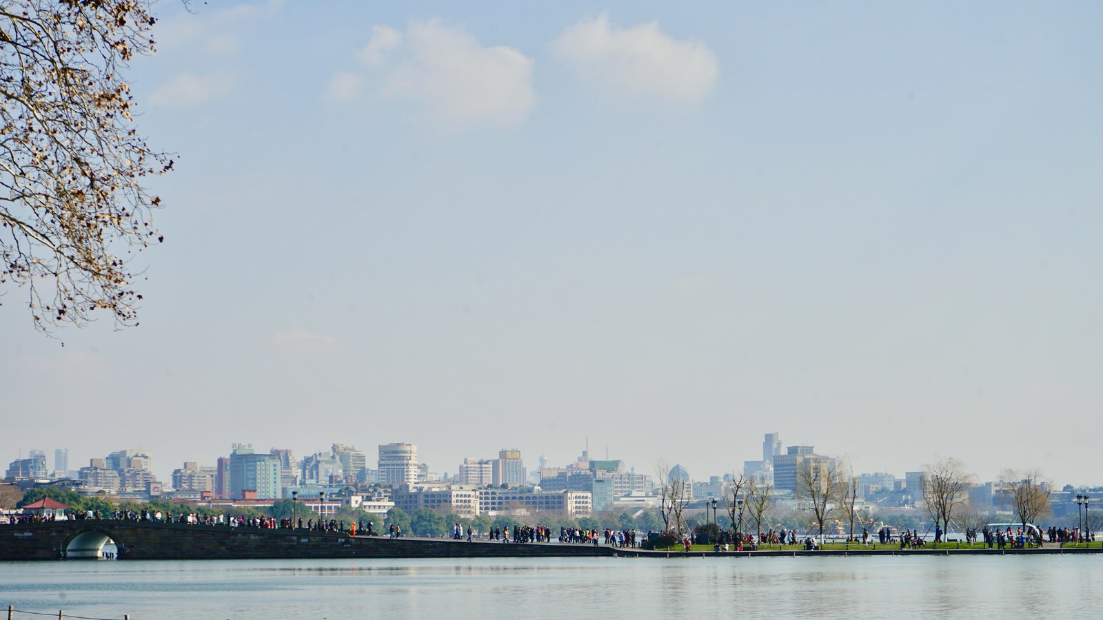Skyline-ul Hangzhou-ului văzut de pe West Lake, orașul gazdă al reuniunii GI-AI4H din septembrie 2026