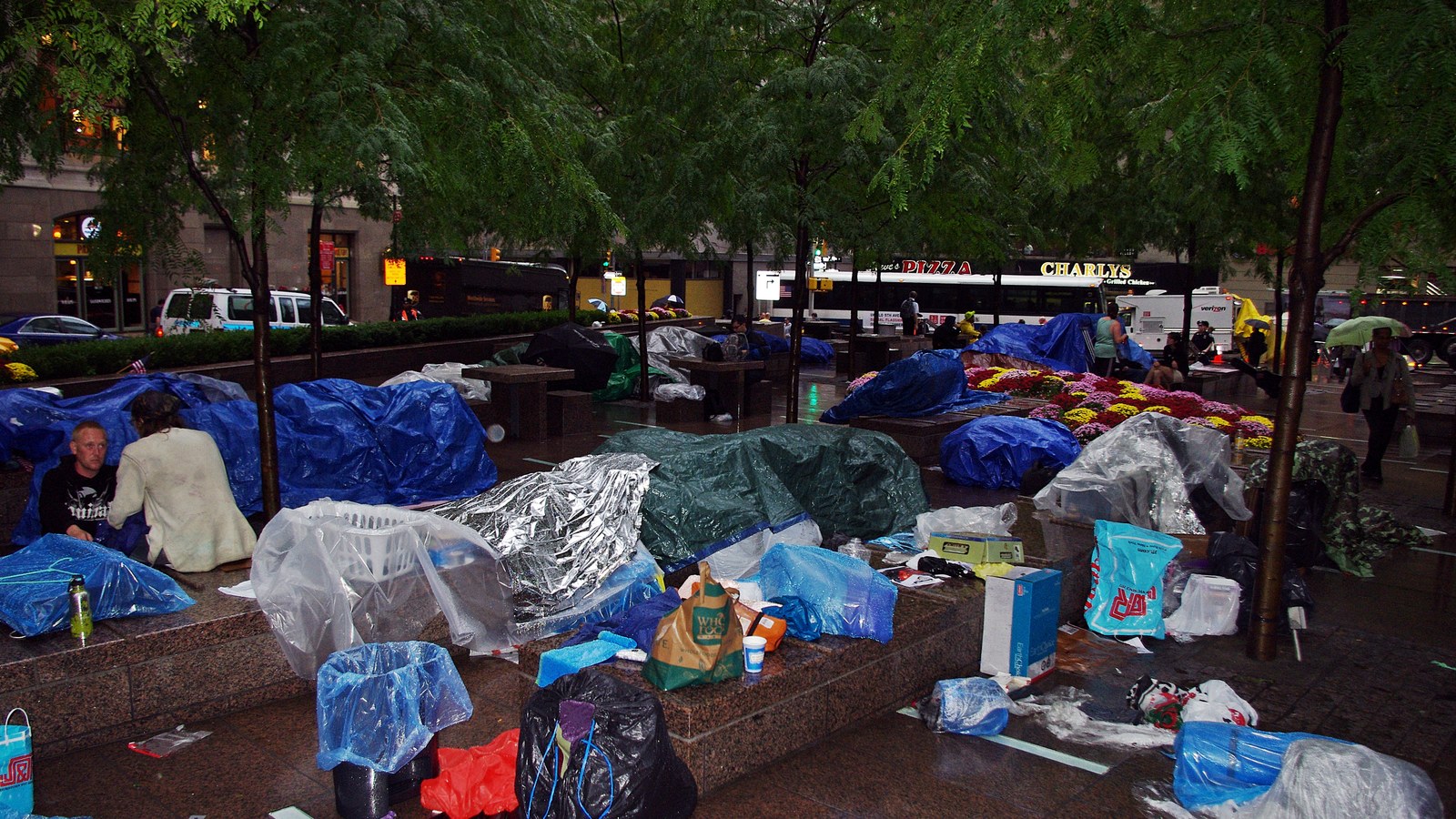 Tabăra Occupy Wall Street din Zuccotti Park, New York, septembrie 2011