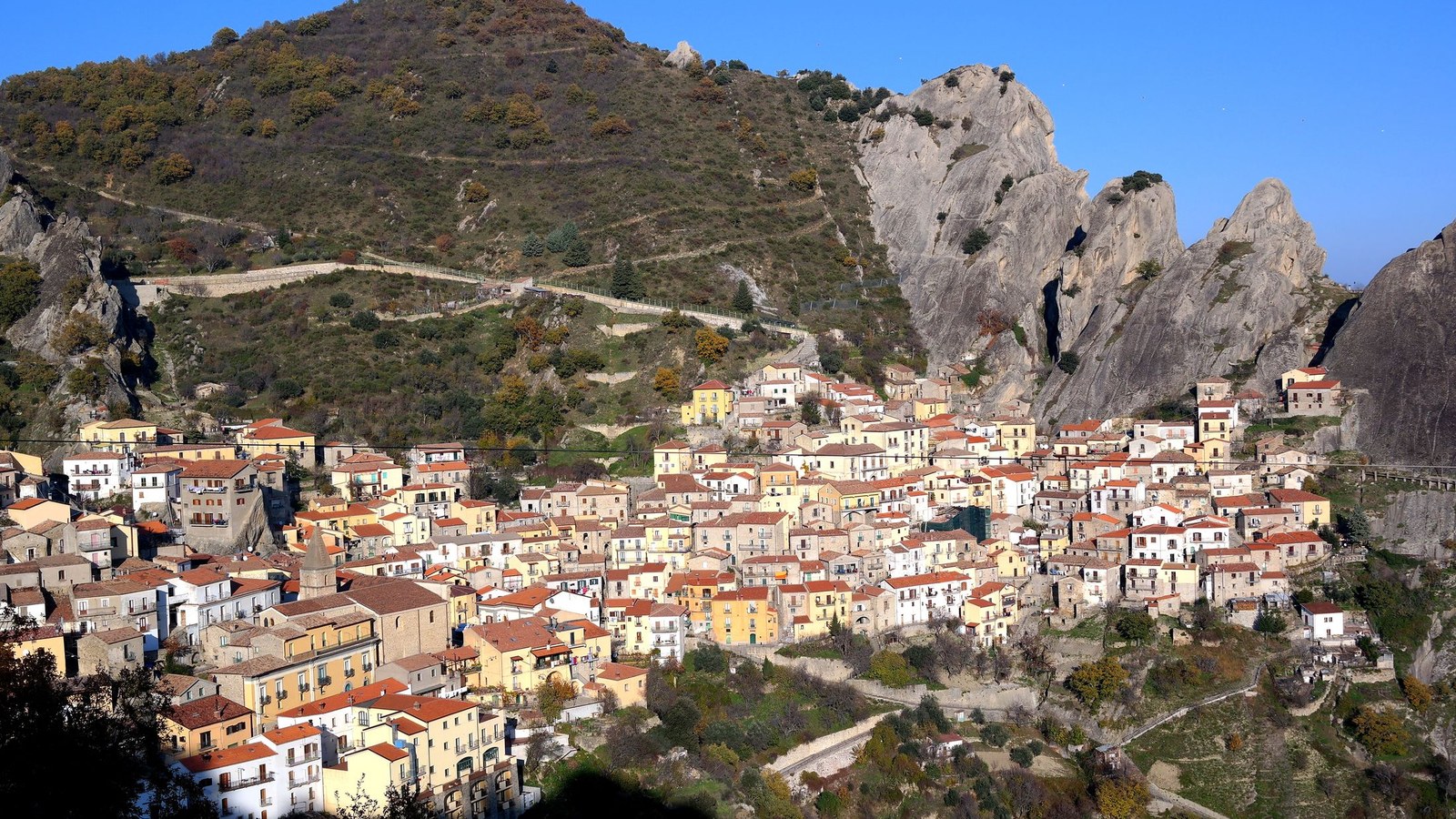 Castelmezzano, comună mică din Basilicata; nu beneficiari identificabili