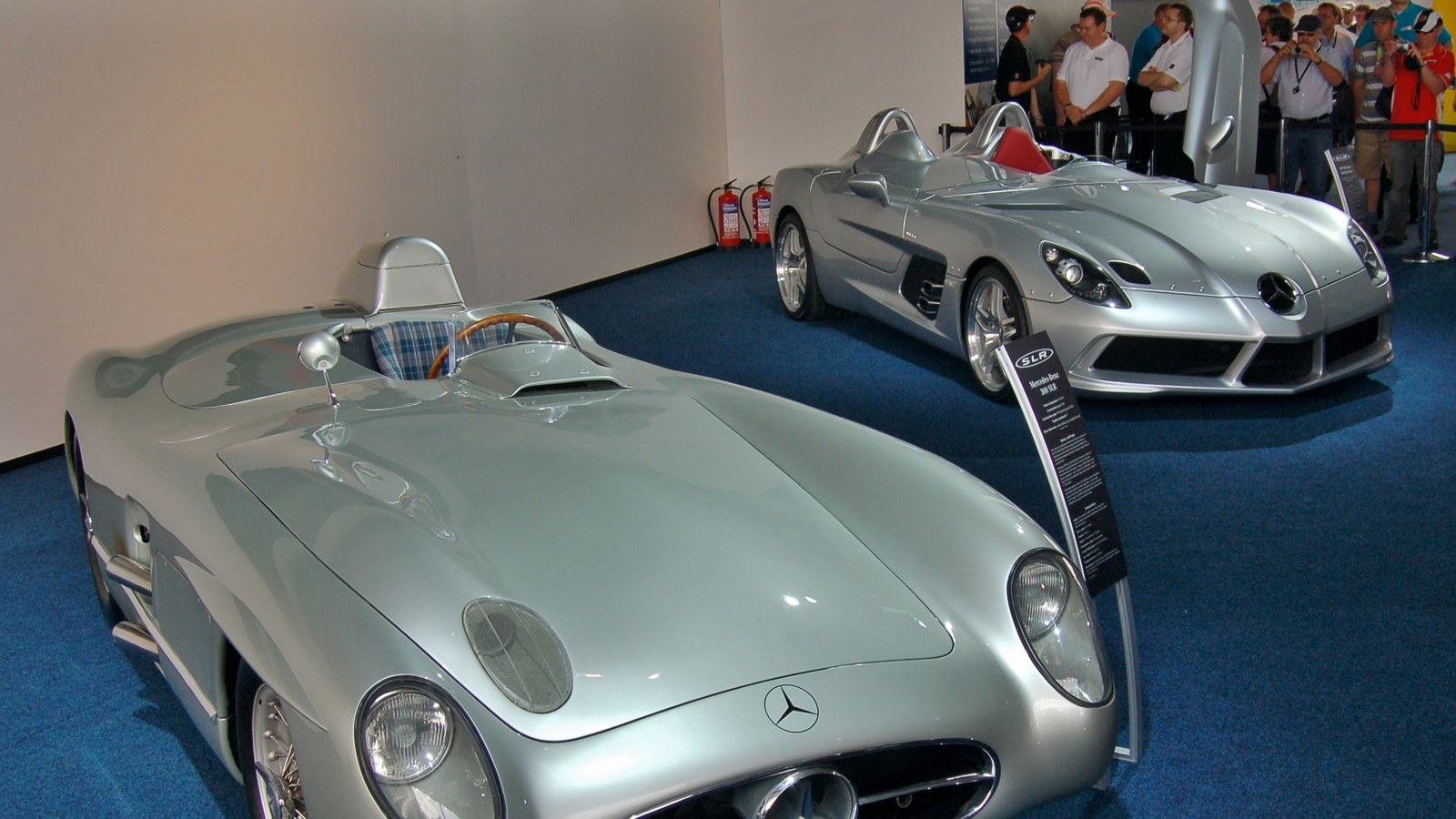 Mercedes-Benz 300 SLR din 1955 și modelul SLR McLaren Stirling Moss din 2009, la Goodwood