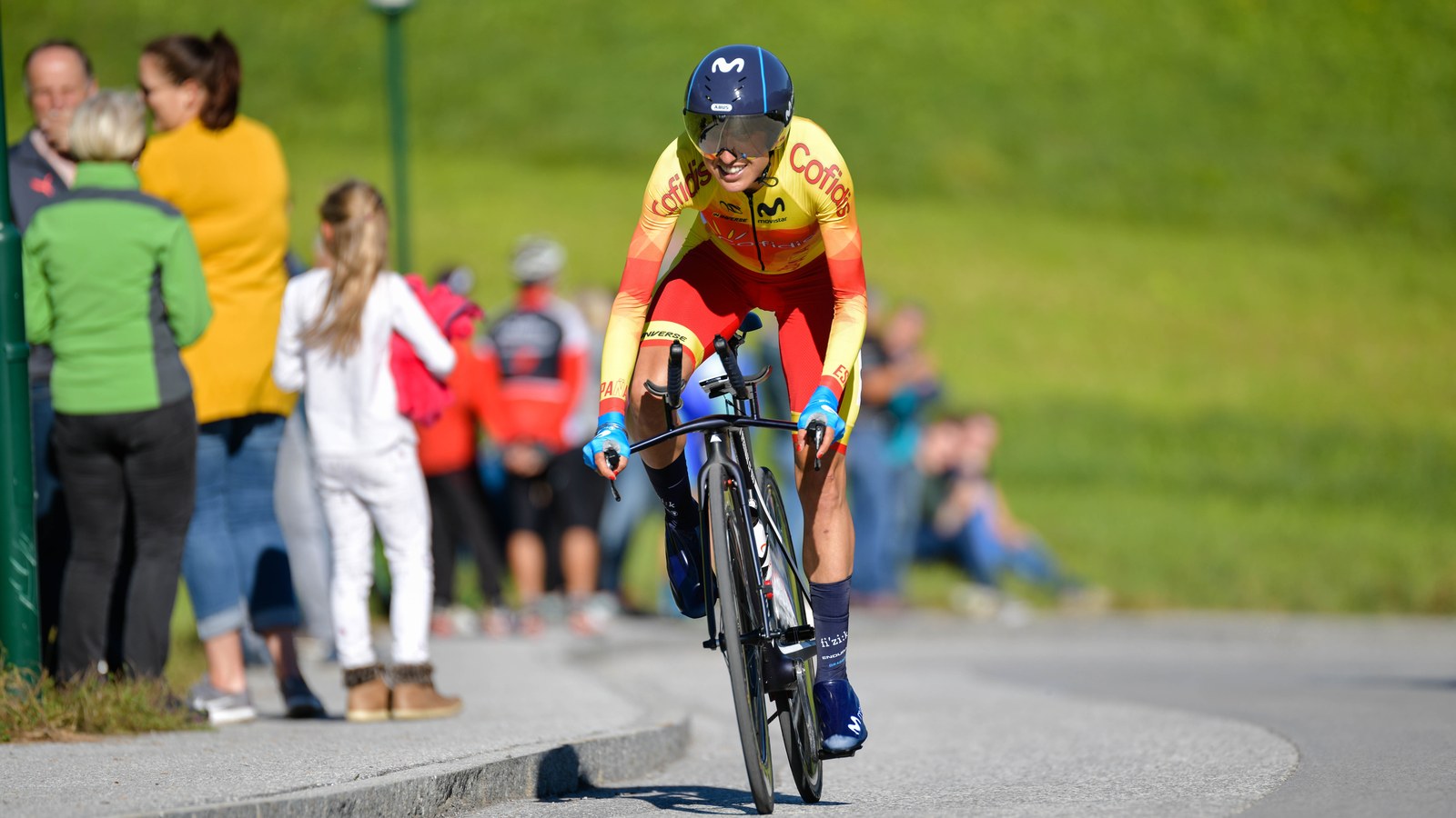 Ciclistă în poziție aerodinamică la un contratimp UCI, fotografie de arhivă de la Innsbruck 2018