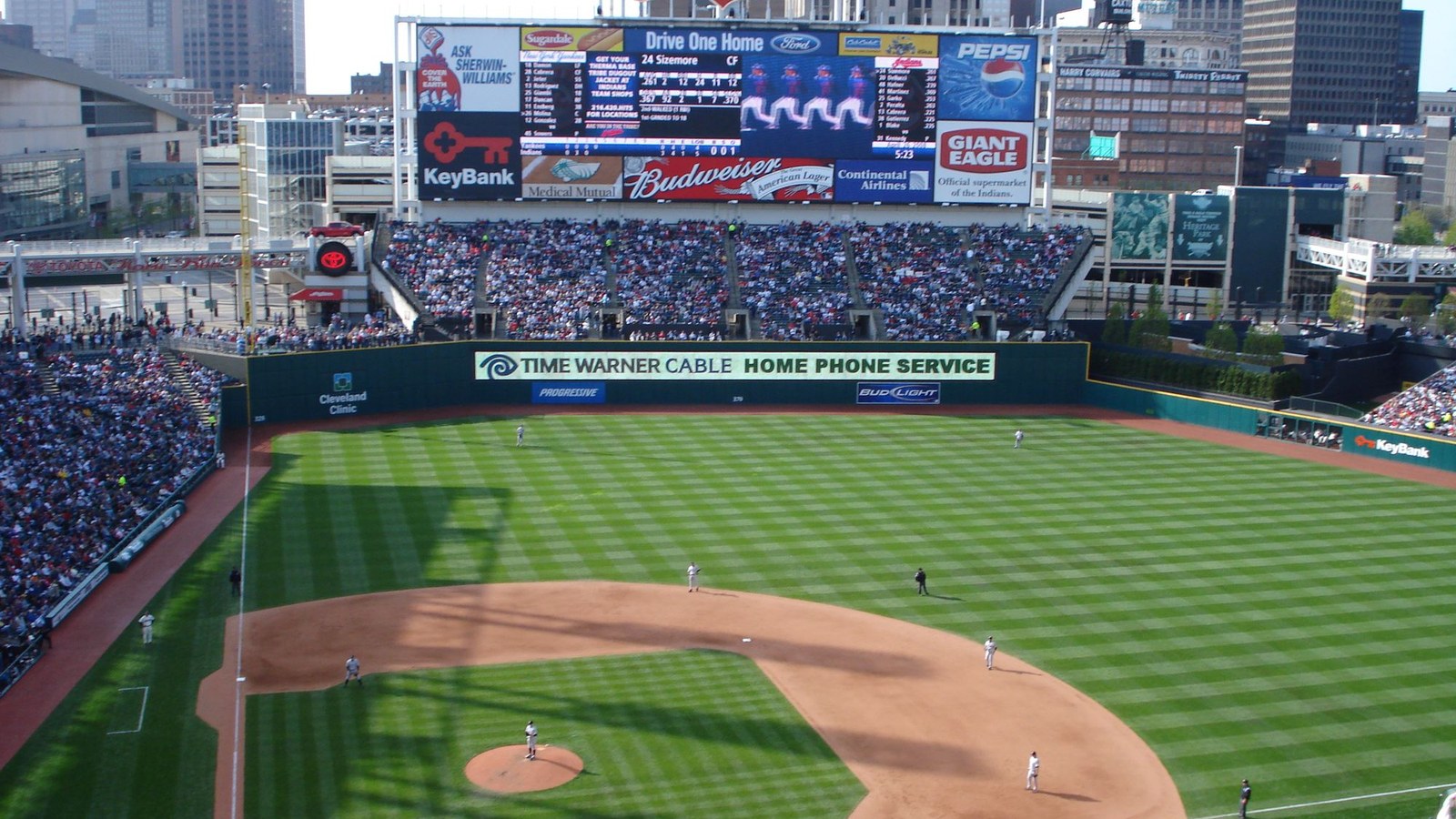 Progressive Field din Cleveland, fotografie mai veche, cu sigla Indians pe scor