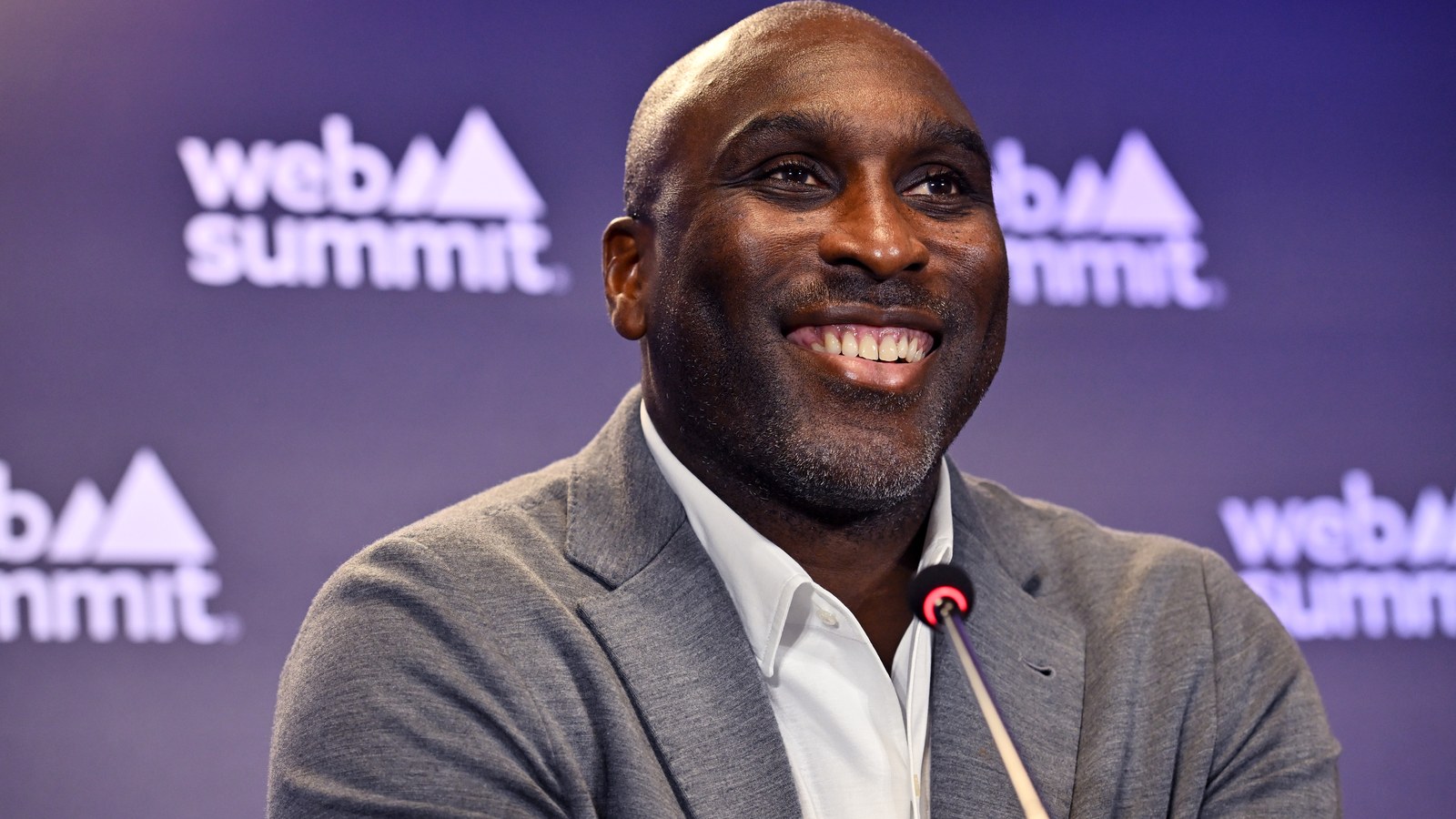 Sol Campbell la o conferință Web Summit, fotografie de eveniment, nu un cadru de meci