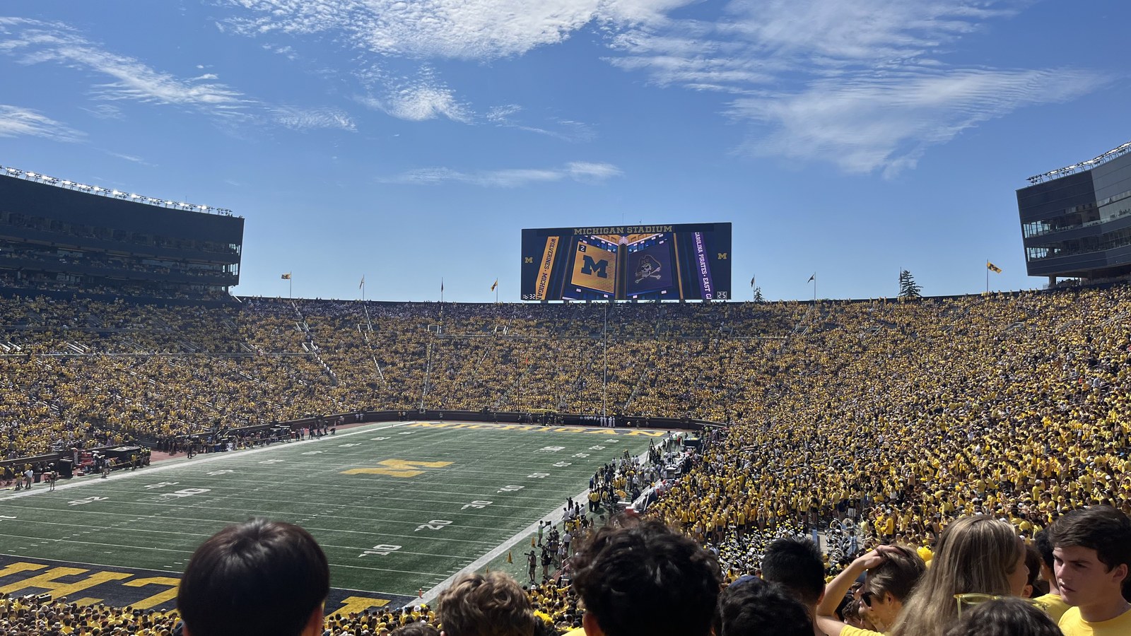 Michigan Stadium la un meci universitar; stadion, nu votul din Senat