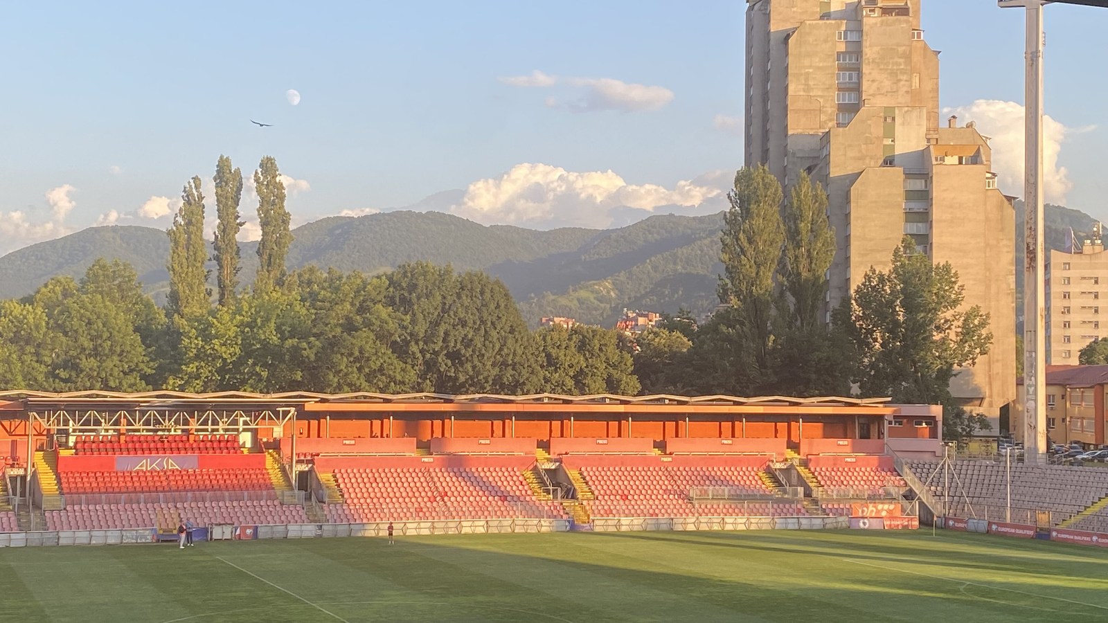 Peluza Sud, Zenica, 17 noiembrie, ora 21:45.