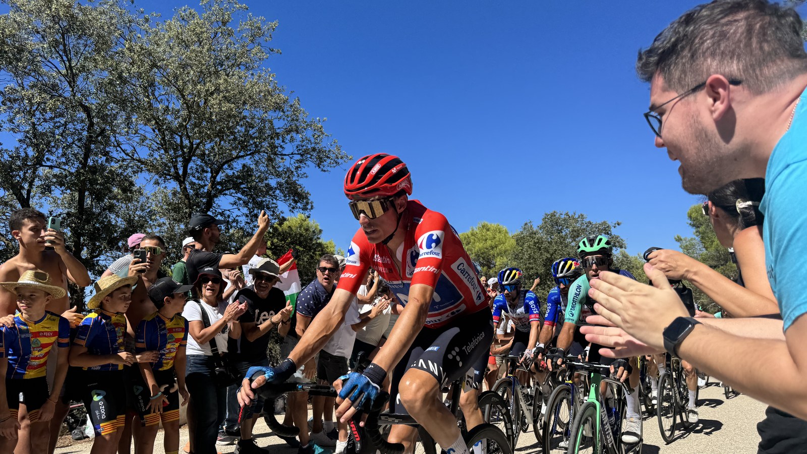 Enric Mas în tricoul roșu al Vuelta a España 2026, pe Puerto de Tudons, în etapa 9 (30 august 2026); fotografia nu este…