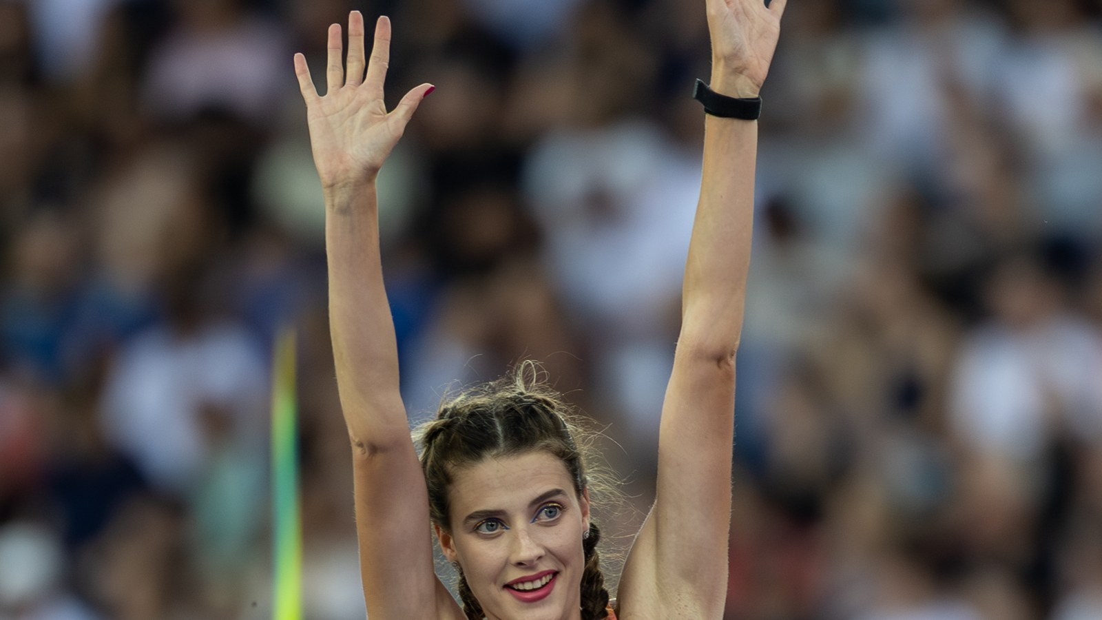 Yaroslava Mahuchikh cu brațele ridicate, în echipament de concurs, la Weltklasse Zürich 2026; fotografia nu este de la B…