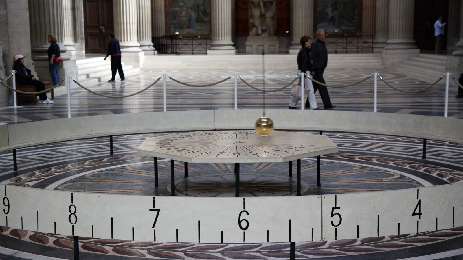 Pendulul lui Foucault din Panthéonul din Paris, fotografiat de Olga Khomitsevich, nu un portret din 1819