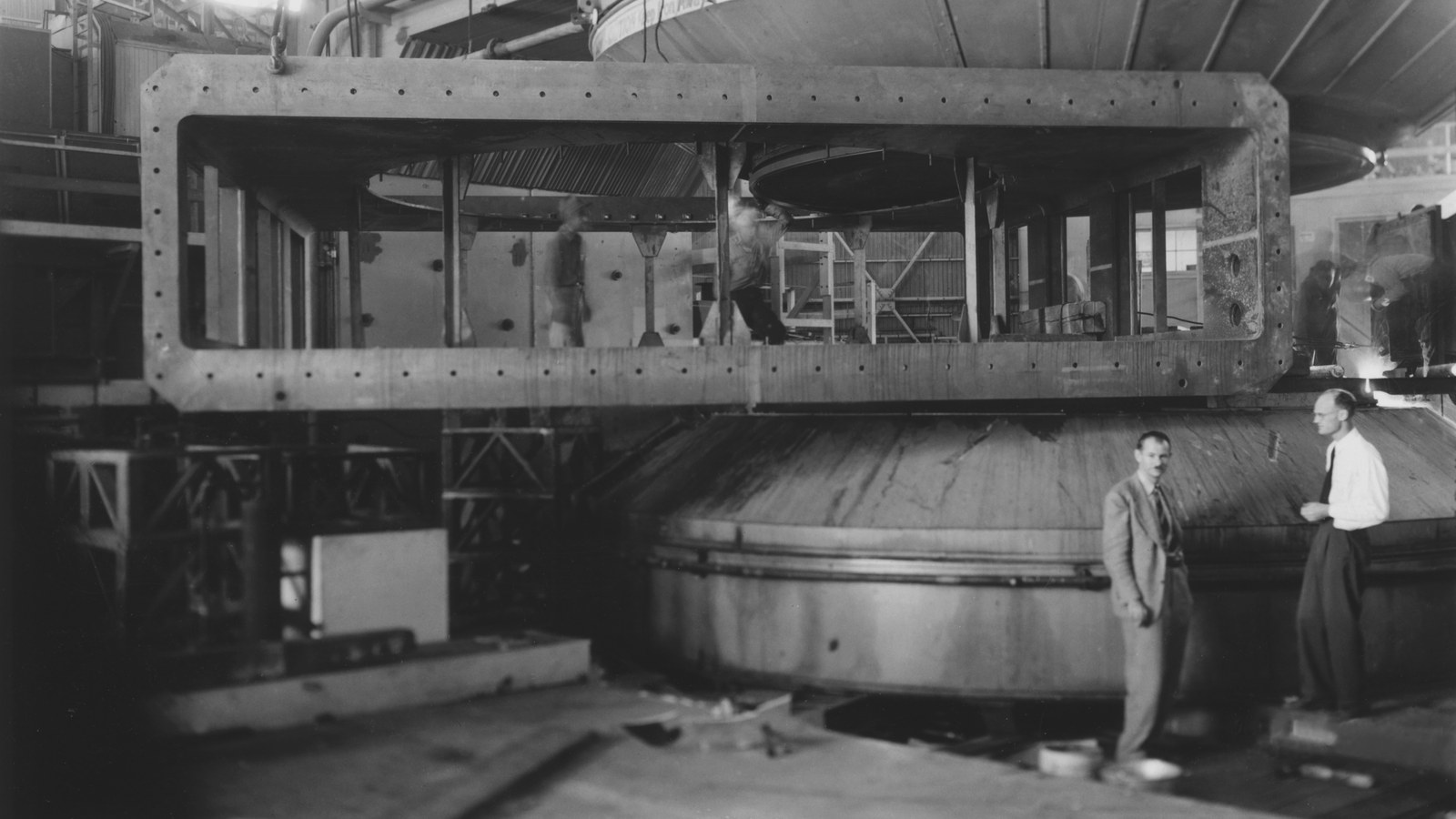 Magnetul ciclotronului de 184 de inci de la Berkeley, cu Robert Thornton și Edwin McMillan