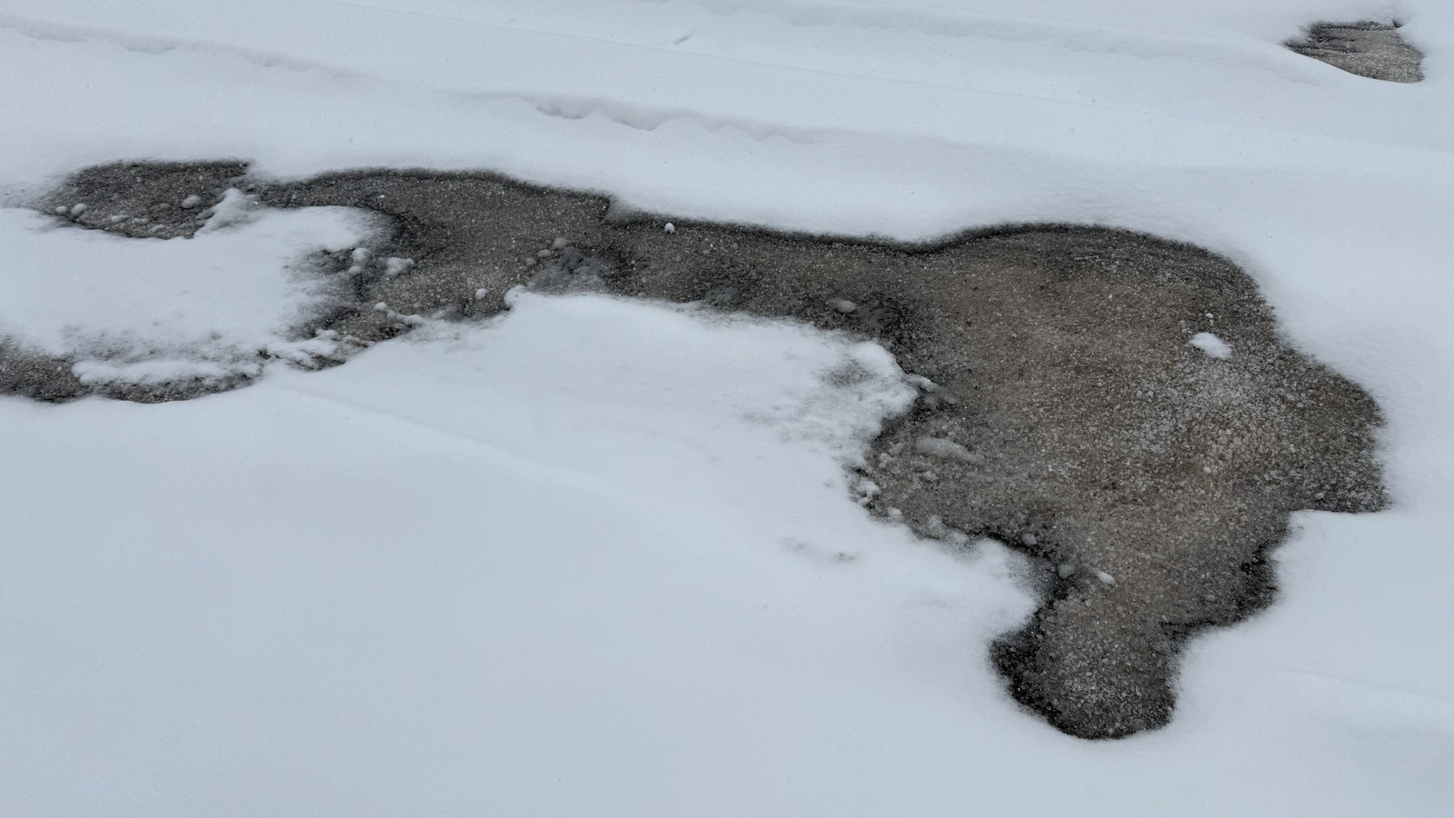 Carosabil cu zăpadă și o porțiune dezghețată, Ewing Township, New Jersey, ianuarie 2026