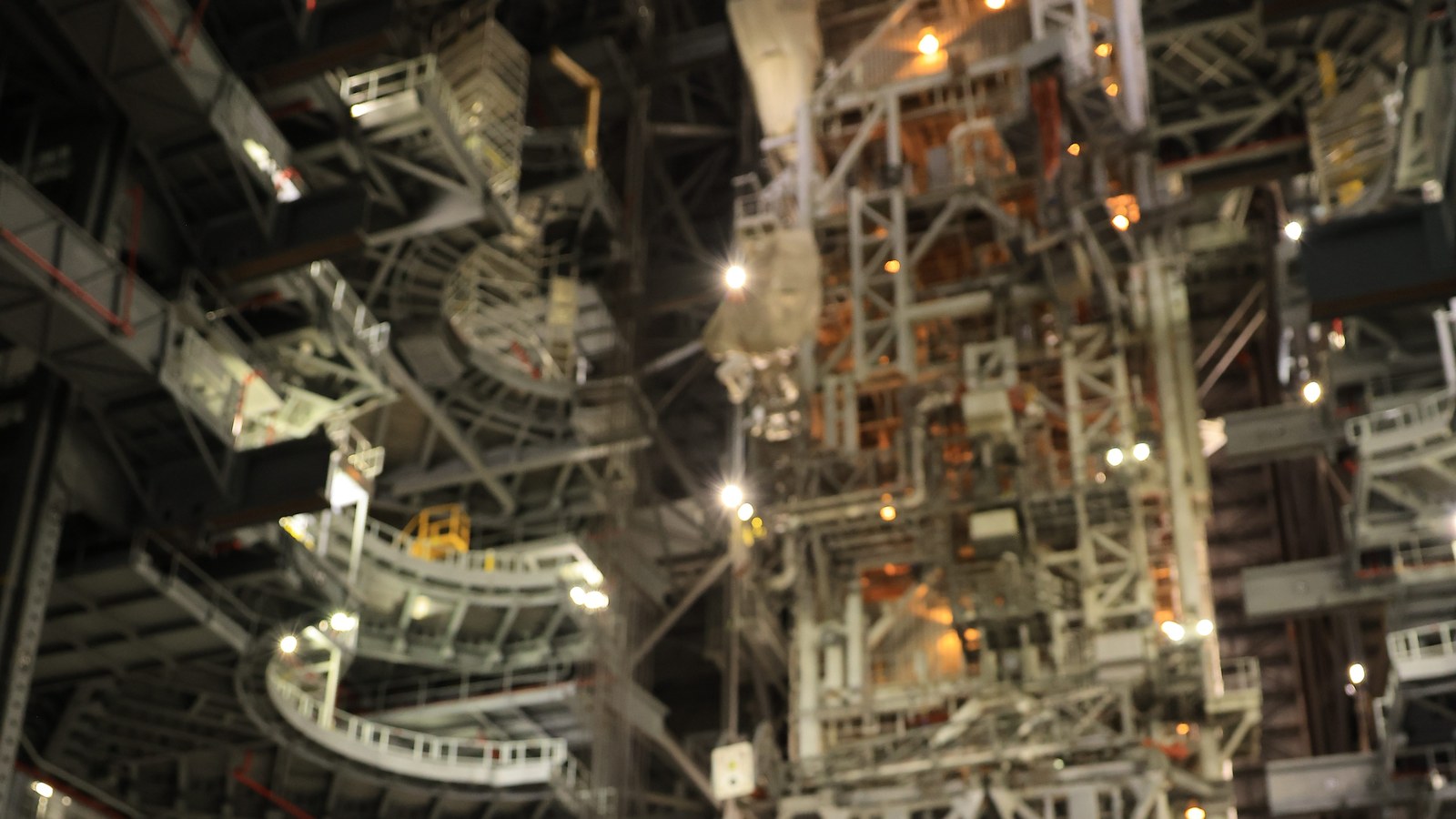 Randy Bresnik și Luca Parmitano în Vehicle Assembly Building, pregătiri Artemis III