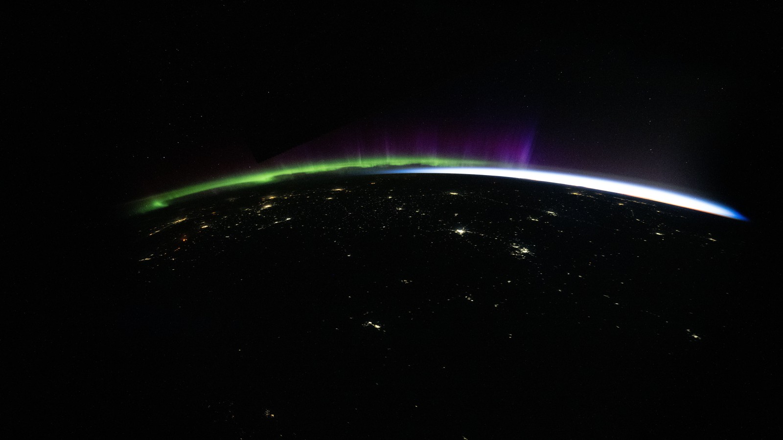 Auroră verde și violet fotografiată de pe ISS deasupra Kârgâzstanului, 7 septembrie 2026 (ISS075-E-88592)