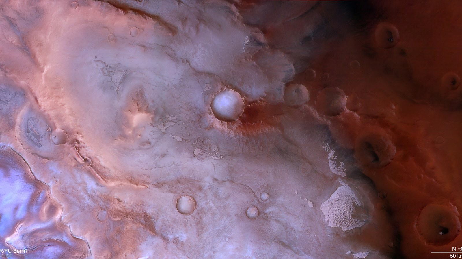 Imagine Mars Express cu vârtejuri de gheață și praf lângă polul sudic al planetei Marte, regiunea Thyles Rupes