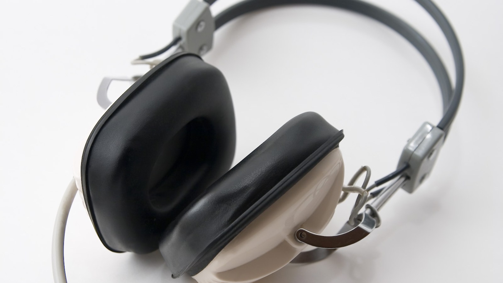 Over-ear headphones on a white background, no visible logo, photographed by PJ
