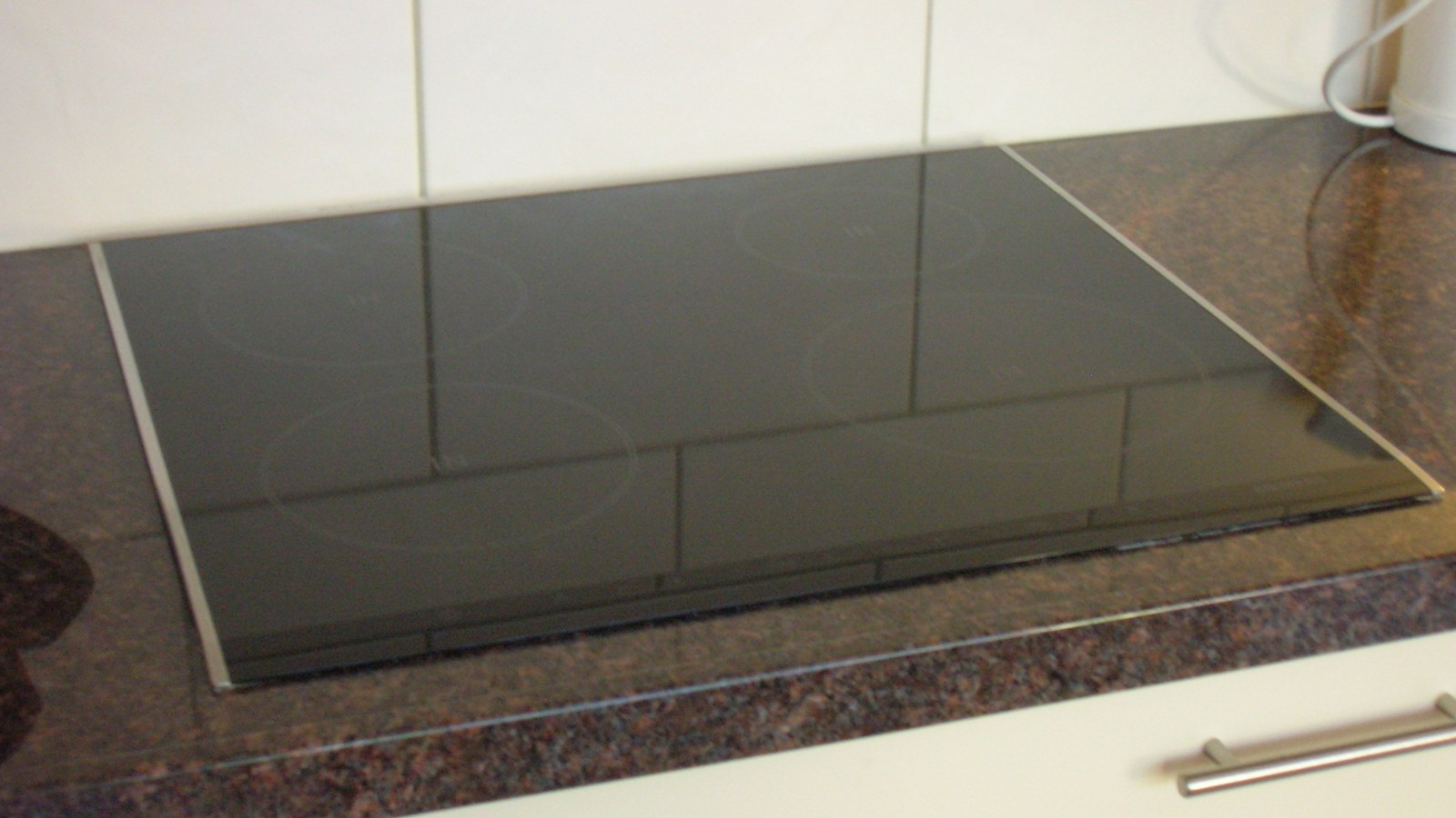 Plită cu inducție vitroceramică, fără vas și fără flacără, într-o bucătărie
