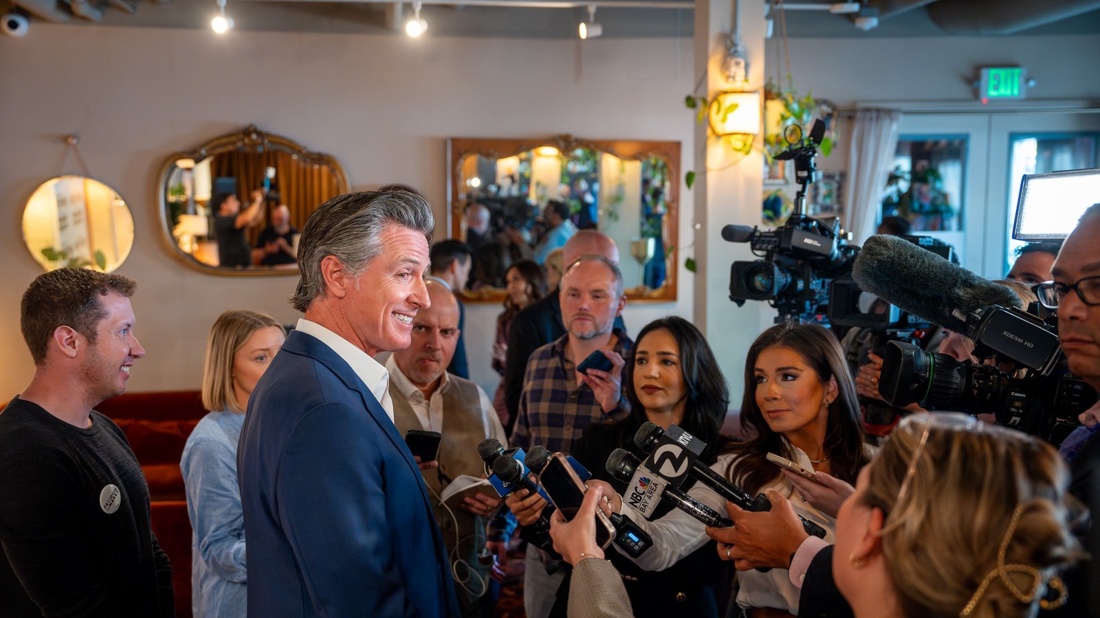 Gavin Newsom la o conferință de presă din 2024; nu semnarea SB 1050