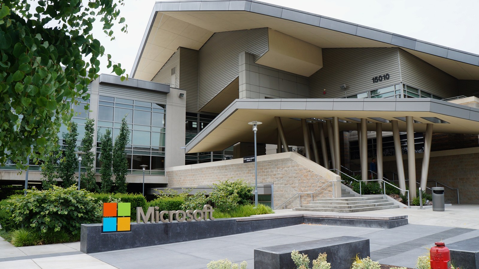 Building 92, campus Microsoft Redmond; nu un minister care a cumpărat G7