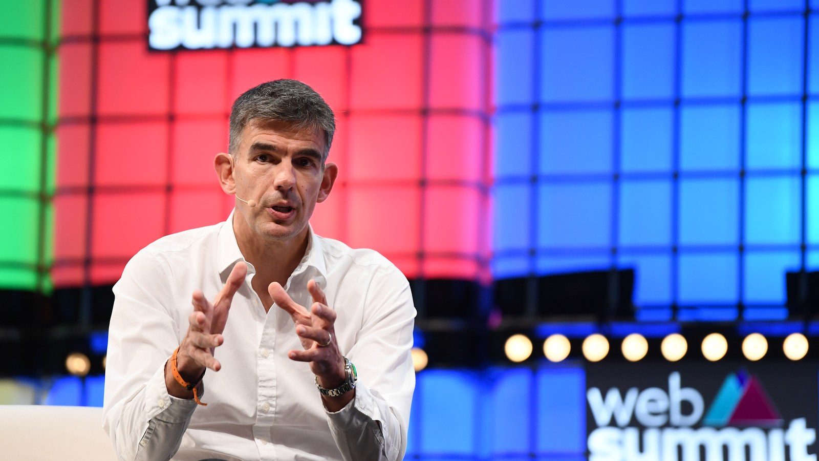 Scena Web Summit 2018; conferință tehnologică, nu briefingul OpenAI din 2026