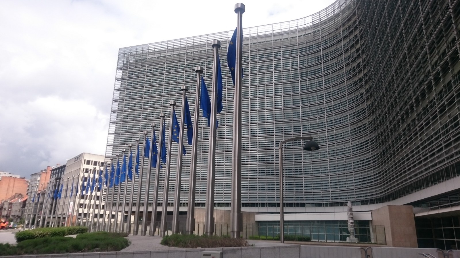 Clădirea Comisiei Europene; nu copii identificați