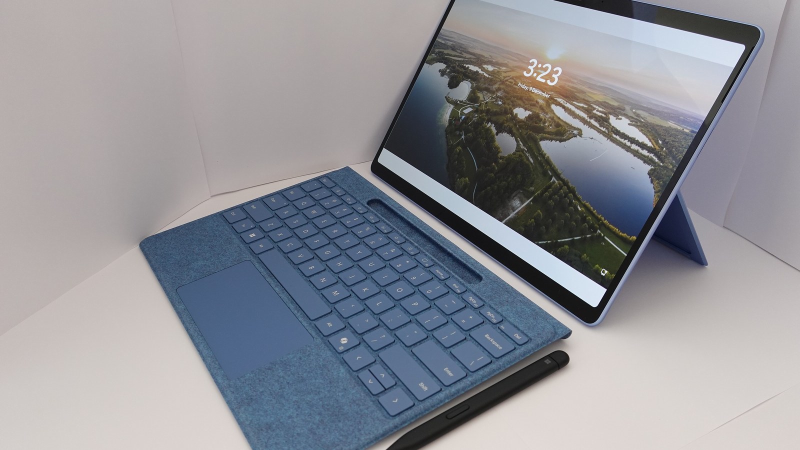 Laptop convertibil cu tastatură detașabilă pe un birou; ilustrare a muncii pe dispozitive personale, nu un studiu Deloit…