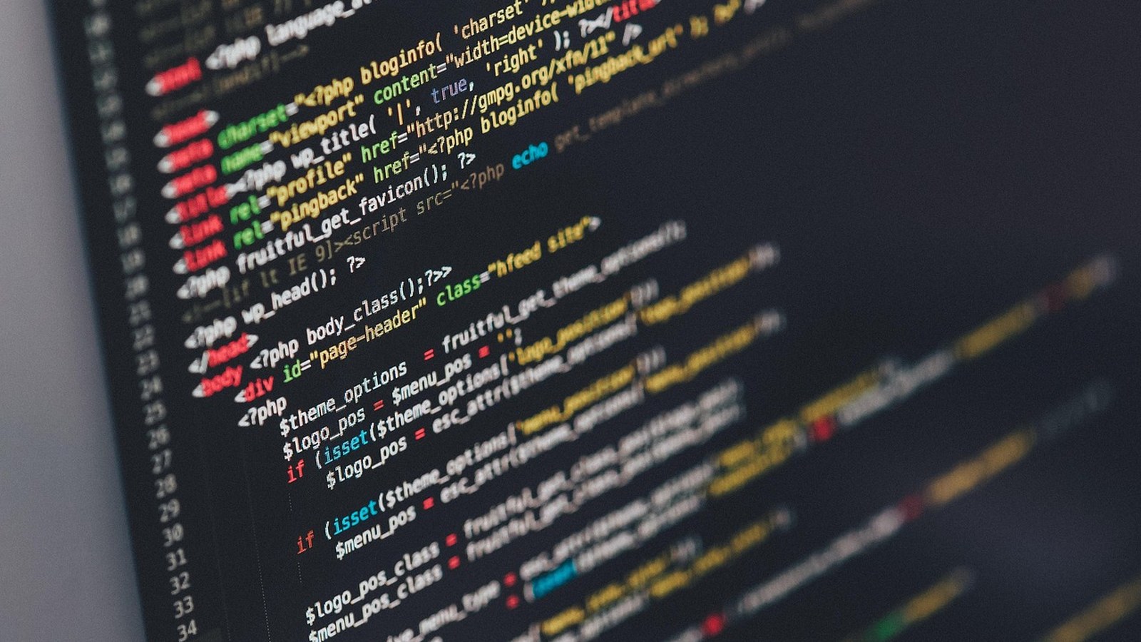 Cod pe un ecran de calculator, imagine de arhivă asociată securității digitale
