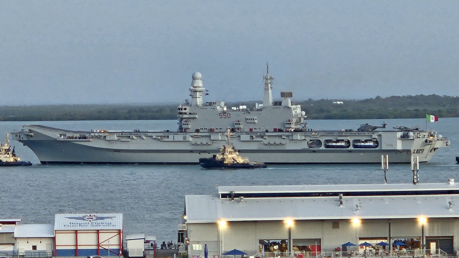 Portavionul italian Cavour în portul Darwin, 2024; nu misiunea din Marea Roșie