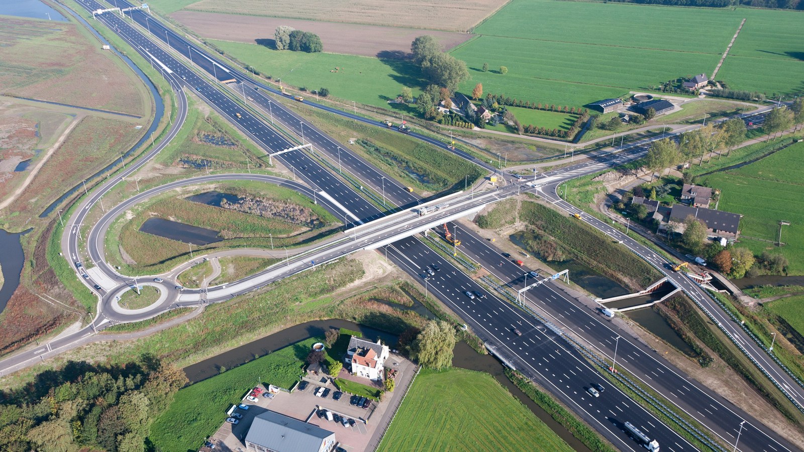Rijkswaterstaat înlocuiește șapte kilometri de asfalt între Culemborg și Geldermalsen; trei din patru benzi ră…